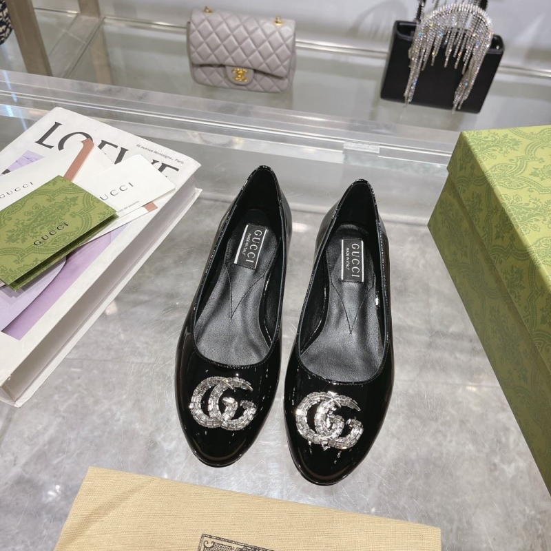 G*u*i flat shoes